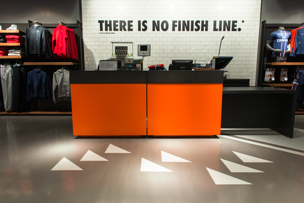 Réalisation d’un sol coulé sur 250 m2 pour une boutique Nike à Belle Epine par Décaum